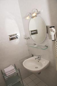 Koupelna v ubytování Hotel Edel + 12 fotografií