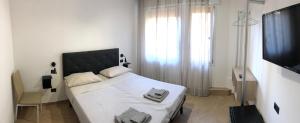 Postel nebo postele na pokoji v ubytování Riva Reno 4 Rooms + 37 fotografií