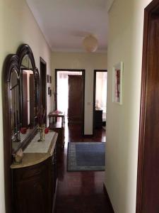 un bagno con lavandino e specchio di Apart. Av. António Feijó a Ponte de Lima Altre 35 foto