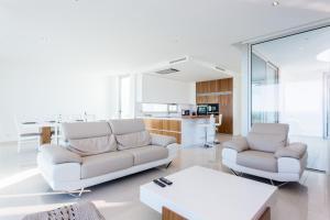 a living room with two couches and a table at Vila Ponta da Piedade in Lagos