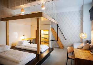 Postel nebo postele na pokoji v ubytování Michelberger Hotel