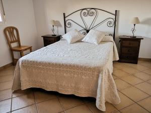 1 dormitorio con 1 cama grande y 2 mesitas de noche en Casa Rural Cerca de la Playa El Rompido en El Rompido