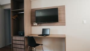 Μια τηλεόραση ή/και κέντρο ψυχαγωγίας στο Hotel Golden Inn Lafaiete