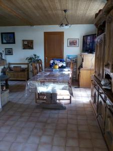 a living room with a table and a kitchen at Greselin in Chorges