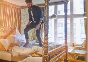 Postel nebo postele na pokoji v ubytování Michelberger Hotel