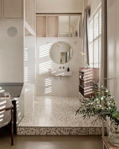 een badkamer met een wastafel en een spiegel bij Michelberger Hotel in Berlijn