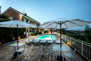 Bazén v ubytování Holiday Residence Belohorizonte nebo v jeho okolí + 17 fotografií
