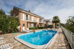 Bazén v ubytování Holiday Residence Belohorizonte nebo v jeho okolí