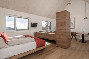 A bed or beds in a room at Weingut & Winzerhäuser Skringer