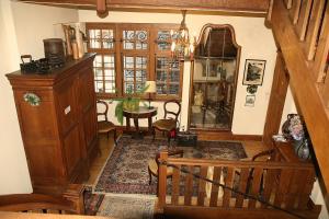 uma sala de estar com uma escada e uma mesa com cadeiras em Hotel Burg Arras em Alf