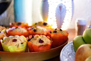 un plato de magdalenas de frutas en pimientos sobre una mesa en Beachwalk Bed and Breakfast - #Solar Energy #No Loadshedding, en Port Elizabeth