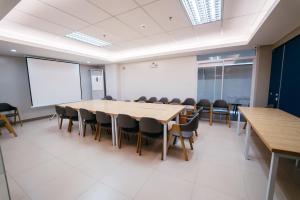 una sala de conferencias con una mesa grande y sillas en Henia Hotel en Dumaguete