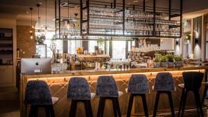 una fila di sedie al bar di un ristorante di Cafe-Restaurant LEO a Kalsdorf bei Graz
