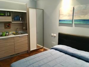 - une chambre avec un lit et un lavabo dans l'établissement MONOLOCALE VICINO MILANO 2, à Lodi