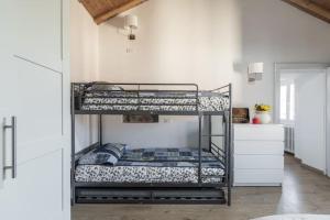 - une chambre avec 2 lits superposés dans l'établissement Lilia's Home, à Cernobbio