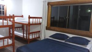 ein Schlafzimmer mit zwei Etagenbetten und einem Fenster in der Unterkunft Sitio Da Cachoeirinha Paraju Domingos Martins in Floriano Simmer + 38 Fotos