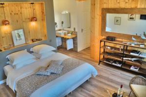 a bedroom with a large bed and a mirror at Villa l'Estuaire Chambres d'Hôtes in Braud-et-Saint-Louis