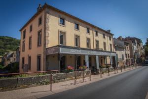 un gran edificio al lado de una calle en Hotel Le Pont Neuf, en Saint-Affrique