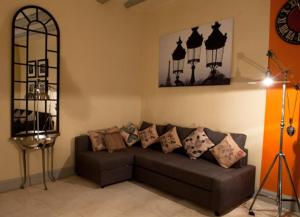 a living room with a couch with pillows on it at Appartement La Masse in Avignon