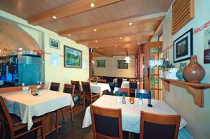 ein Esszimmer mit zwei Tischen und Stühlen in einem Restaurant in der Unterkunft Hotel Gästehaus auf der Lay in Beilstein