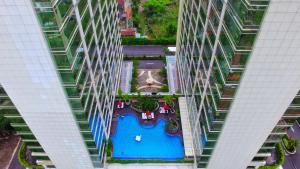 ジョグジャカルタにあるLavenderbnb Room 3 at Mataram Cityの2棟の間のスイミングプールの空中ビュー