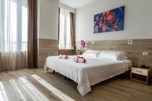 sypialnia z łóżkiem z dwoma pluszakami w obiekcie Eurohotel w Mediolanie +37 zdjęć