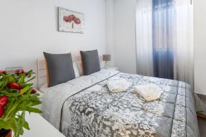 een slaapkamer met een bed en een tafel met een plant bij Almar Apartamento en Los Cristianos con AC in Los Cristianos