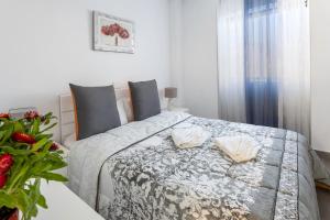 Un pat sau paturi într-o cameră la Almar Apartamento en Los Cristianos con AC