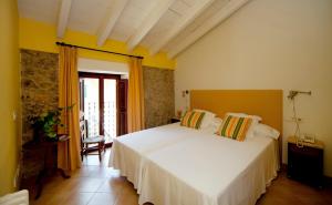 A bed or beds in a room at Es Petit Hotel de Valldemossa