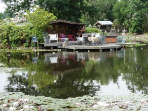 Výhled na řeku, která protéká v blízkosti bed and breakfast