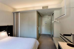 Säng eller sängar i ett rum på Hotel Palm Garavan