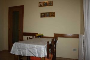 una camera da letto con un tavolo con un vaso di fiori sopra di Appartamento Vacanze a San Giovanni Rotondo