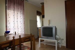 un salon avec une télévision sur une table dans l'établissement Appartamento Vacanze, à San Giovanni Rotondo