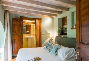 1 dormitorio con 1 cama y baño con lavamanos en Little Garden en Treviso