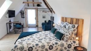 una camera con un grande letto e una sedia blu di le clos des etoiles B&B a Le Bugue