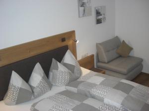 Łóżko lub łóżka w pokoju w obiekcie die Gartenwohnung - Tanja Tipotsch