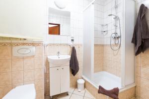 Kúpeľňa v ubytovaní ApartHouse Apartamenty Centrum - In the city center Near the train station