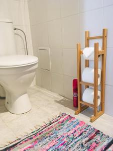 łazienka z toaletą i dywanem na podłodze w obiekcie Tree House w Rydze