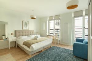 En eller flere senge i et værelse på Résidence Grands Boulevards by Studio prestige