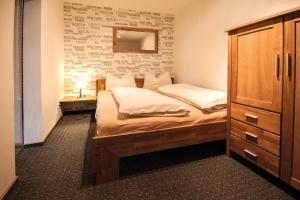 1 dormitorio con 1 cama con tocador y espejo en FW Loreleyblick, en Sankt Goar