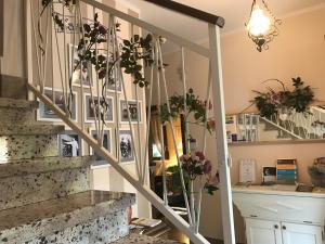 un escalier avec des fleurs et des plantes dans une pièce dans l'établissement Casa Giulietta, à Spilamberto