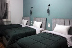En eller flere senge i et værelse på Cheers Hostel