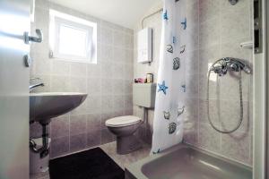 Koupelna v ubytování Apartments Korda L&M- Suhi Potok + 37 fotografií