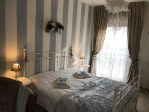 - une chambre avec un lit et une grande fenêtre dans l'établissement Casa Giulietta, à Spilamberto