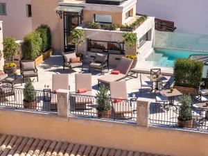 Bazén v ubytovaní Hotel Gloria de Sant Jaume alebo v jeho blízkosti