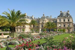 un grand bâtiment avec un jardin en face dans l'établissement La Résidence du Sénateur, à Paris