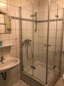 eine Dusche mit Glastür neben einem Waschbecken in der Unterkunft Apartment 28 o M in Castrop-Rauxel