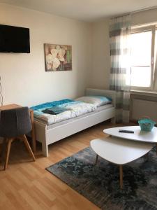 Kleines Zimmer mit einem Bett und einem Tisch in der Unterkunft Apartment 28 o M in Castrop-Rauxel