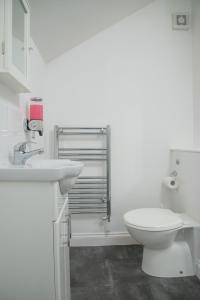 Bathroom sa TLK Apartments & Hotel - Beckenham