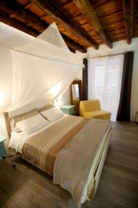 - une chambre avec un grand lit et une chaise jaune dans l'établissement Home Sweet Home, à Palerme